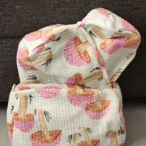 Trousse de toilette en coton imprimé à la main – vue de face, tailles empilées