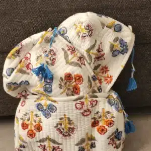 Gros plan sur les trousses de toilette indienne Amara empilées – tissu indien matelassé, motif floral coloré