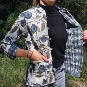 Femme portant la veste indienne khanta Anaya ouverte, dévoilant l’intérieur imprimé bleu.