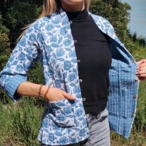 Femme portant la veste kantha veste TARA ouverte, montrant la doublure intérieure à motif bleu.