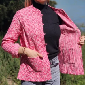 Femme portant la veste kantha femme Meera ouverte, montrant la doublure rayée rose et blanche.